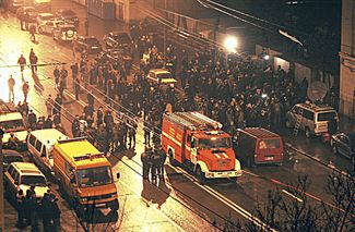 Police officers and FSB agents near the Dubrovka Theater building. According to the FSB, the terrorist group responsible for seizing the theater consisted of as many as 50 people. Forty people reportedly participated in the capture of the building, and about half of these individuals were women armed with suicide-bomb vests.