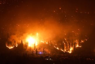 Западная Келоуна. В регионе <a href="https://www.cbc.ca/news/canada/british-columbia/what-you-need-to-know-about-bc-wildfires-aug-18-2023-1.6940311" rel="noopener noreferrer" target="_blank">работает</a> около 3,4 тысячи пожарных, десятки из них прибыли из других стран, в том числе из Мексики и Коста-Рики