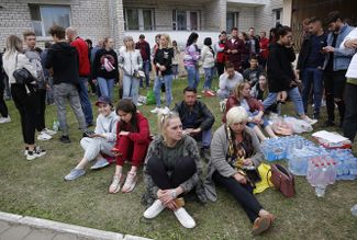 A crowd waits outside the jail in Zhodino, August 13, 2020