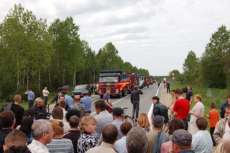 В Пикалево 250-300 человек вышли на трассу, перекрыв въезд в город со стороны Вологды. 2 июня 2009-го