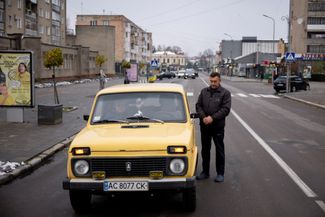 Мужчина стоит рядом со своей машиной во время минуты молчания. В марте 2022 года президент Украины Владимир Зеленский <a href="https://www.pravda.com.ua/rus/news/2022/03/16/7331899/" rel="noopener noreferrer" target="_blank">подписал</a> указ об общенациональной минуте молчания в память об украинцах, погибших с начала российского вторжения. «Каждое утро в 9 часов на всей территории нашего государства будем вспоминать украинцев, отдавших свою жизнь. Всех, кто воевал. Всех военных и всех гражданских», — говорил тогда Зеленский. 