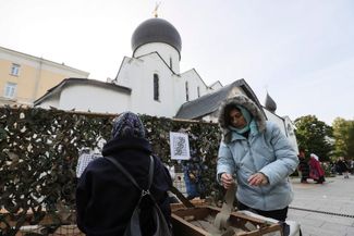 Москвичи изготавливают маскировочные сети для нужд российских военных на территории Марфо-Мариинской обители в центре города