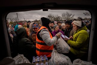 Жители села Новокиевка, расположенного в 26 километрах от Херсона, получают гуманитарную помощь. Как и Херсон, Новокиевка <a href="https://news.vn.ua/biytsi-vinnytskoi-bryhady-zsu-zvilnyly-borhorodytske-i-novokyivku/" rel="noopener noreferrer" target="_blank">перешла</a> под контроль ВСУ 11 ноября