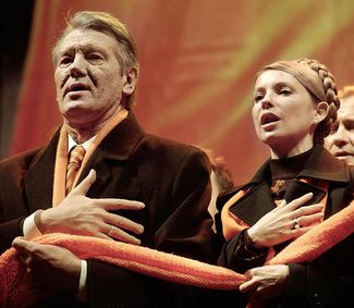 Viktor Yushchenko and Yulia Tymoshenko during a meeting on the Maidan in Kiev, 2004