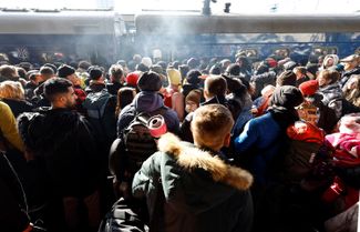 People wait to board trains leaving Kyiv. Eyewitnesses told Meduza that it is now very difficult to leave the Ukrainian capital. Passengers are able to board trains free of charge, but the number of seats is limited, and the situation on the city’s streets means that reaching the station is difficult. February 25, 2022. 