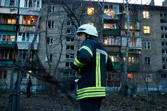 Спасатель работает на месте падения дрона во дворе жилого дома в Соломенском районе