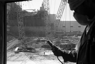 Dosimetric monitoring in the area outside the Chernobyl Nuclear Power Plant’s fourth reactor, August 1986