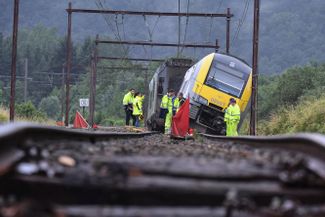 Сошедший с рельсов вагон бельгийской транспортной компании SNCB возле затопленного городка Рошфор. После сильного дождя в Бельгии погибли не меньше 15 человек, больше 20 тысяч жителей одного из регионов страны остались без электричества. 16 июля 2021 года