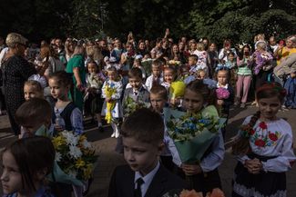 Первоклассники на торжественной линейке