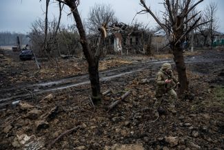 Украинский военный в селе Петропавловка рядом с Купянском