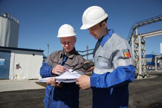 Denis Chudopal (right) with his assistant, A. V. Timyashev