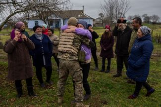 Украинский военный обнимает свою мать после освобождения села Вавилово Николаевской области, которое перешло под контроль ВСУ 10 ноября. Вавилово находится между Николаевом и Херсоном, куда украинские войска <a href="https://meduza.bypassnews.online/news/2022/11/11/ukrainskie-voyska-voshli-v-herson" rel="noopener noreferrer" target="_blank">вошли</a> 11 ноября. В тот же день глава Николаевской областной военной администрации Виталий Ким <a href="https://t.me/mykolaivskaODA/3371" rel="noopener noreferrer" target="_blank">заявил</a>, что почти вся Николаевская область освобождена, но под российским контролем остается территория Кинбурнской косы — песчаного полуострова, который с одной стороны омывается Черным морем, а с другой — Днепровским лиманом