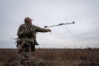 Боец ВСУ запускает АСУ-1 «Валькирия». Этот беспилотный авиационный комплекс производит компания «Авиационные системы Украины»