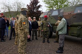 Зеленский и Шольц на военной базе в Аахене, где обучаются военнослужащие ВСУ. Президент Украины и немецкий канцлер осмотрели образцы военной техники, которая поставляется в Украину. Также Зеленский вручил бойцам ВСУ ордена «За мужество» ІІІ степени. На прошлой неделе власти Германии <a href="https://meduza.bypassnews.online/news/2023/05/13/germaniya-peredast-ukraine-sistemy-pvo-tanki-i-drony-pochti-na-tri-milliarda-evro-eto-krupneyshiy-paket-pomoschi-s-nachala-voyny" rel="noopener noreferrer" target="_blank">объявили</a>, что передадут Украине системы ПВО, танки и дроны почти на три миллиарда евро