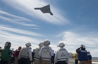 Американский беспилотник X-47B полетает над авианосцем «Джордж Буш» в Атлантическом океане