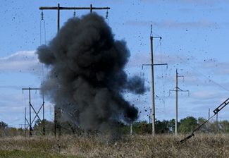 Контролируемый взрыв у линий электропередач во время разминирования этого участка российскими военными