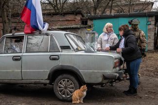 Члены донецкой избирательной комиссии у передвижного избирательного участка. Досрочное голосование на выборах президента РФ в аннексированном регионе началось 10 марта