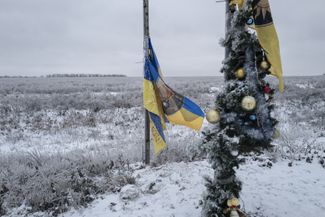 Рождественская елка в пяти километрах от линии фронта. Несколько бригад ВСУ, с мая 2023 года пытавшиеся освободить Бахмут, к зиме перешли к обороне. Российские войска воспользовались ослаблением украинской группировки и перешли в общее наступление к северу и югу от города. Оставшиеся под Бахмутом подразделения ВСУ ведут тяжелые бои за Богдановку к северу от города и Клещеевку с Андреевкой к югу от него