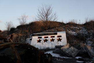 Демонтированная стела «Площадь Маршала Жукова» на городской свалке «Тоннельная балка» в Днепре. Стелу демонтировали 6 мая 2022 года