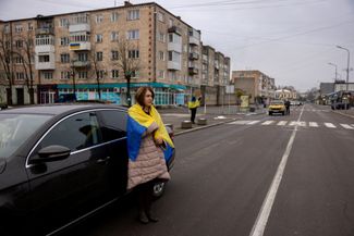 Жительница Ковеля Волынской области во время общенациональной минуты молчания в память об украинцах, погибших с начала российского вторжения. Указ о ежедневном проведении минуты молчания Владимир Зеленский <a href="https://www.pravda.com.ua/rus/news/2022/03/16/7331899/" rel="noopener noreferrer" target="_blank">подписал</a> в марте 2022 года. «Каждое утро в девять часов на всей территории нашего государства будем вспоминать украинцев, отдавших свою жизнь. Всех, кто воевал. Всех военных и всех гражданских», — подчеркнул Зеленский