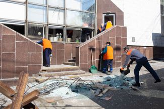 The building of the Lukyanivska metro station after shelling. March 15, 2022.